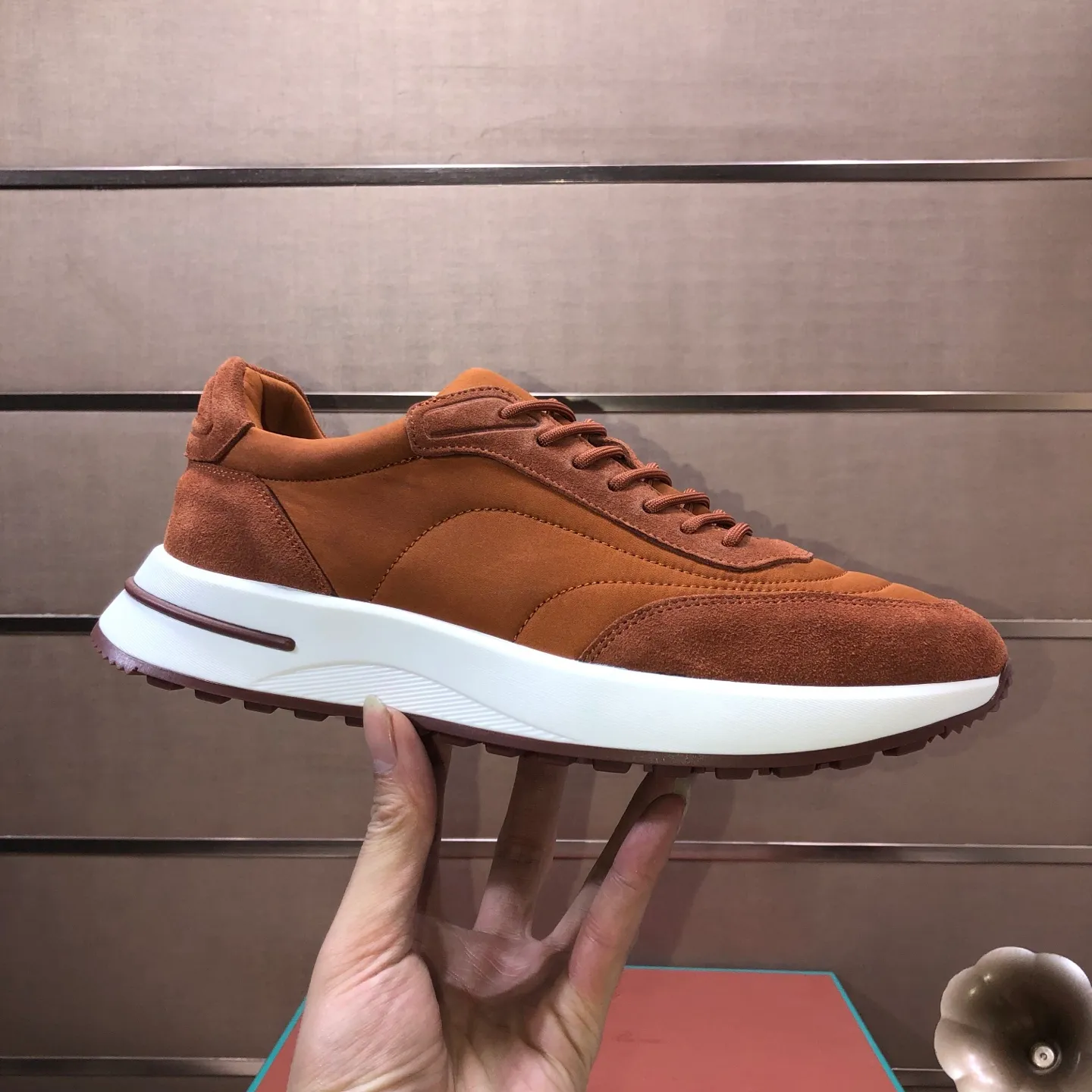 Men's shoes 💰600💰[𝐥𝐨𝐫𝐨 𝐏𝐢𝐚𝐧𝐚] lp classic loafers, an Italian treasure brand, the only brand that can match Hermès! Only after wearing it do we realize that we cannot let down our feet. The upper is imported cashmere, the lining of water-dyed cowhide ➕ the cowhide feet, the official original glass rubber outsole, and the pendant. Exclusive original packaging (tag ➕ brand paper ➕ outer box ➕ hand bag) code number: 38-45